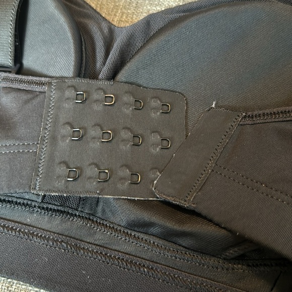 Lululemon Black Luxtreme Ta Ta Tamer Bra - Picture 8 of 8